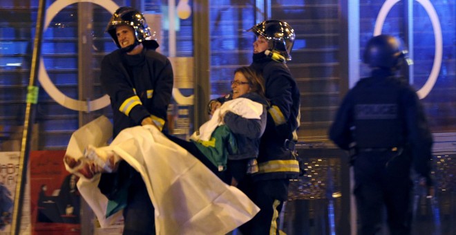 Bomberos franceses ayudan en las labores de atención a los heridos. REUTERS
