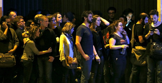 Decenas de personas observan el asalto de la Policía francesa al interior de la sala de conciertos donde los terroristas yihadistas mantenían a más de 100 rehenes. REUTERS