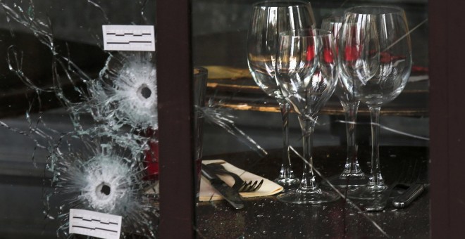 Impactos de bala en la ventana de un restaurante el día después de los atentados de París.- REUTERS / Pascal Rossignol
