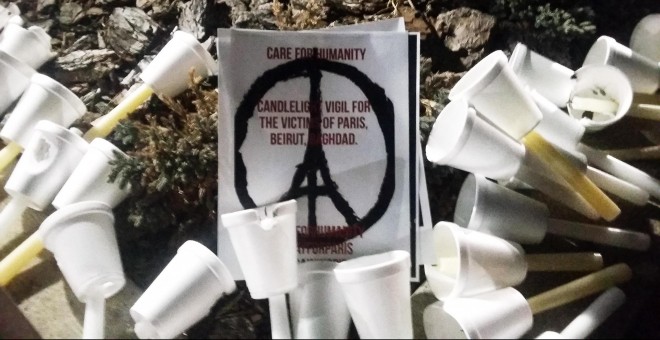 Homenaje durante una vigilia nocturna en París a las víctimas de los últimos atentados en la capital francesa, en Beirut y en Bagdad. - REUTERS