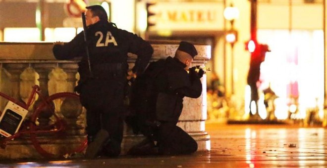 Policías franceses toman posiciones durante el momento de pánico que se vivió en la plaza de la República de París, hoy, 15 de noviembre de 2015. EFE/Malte Christians