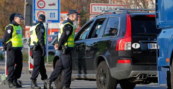 Francia ha reforzado los controles en todas sus fronteras. En la imagen, un control en Estrasburgo, en la frontera entre Francia y Alemania. / Reuters