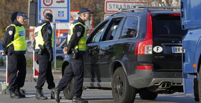 La Policía francesa realiza un control en carretera cerca de Estrasburgo, en la frontera con Alemania. /REUTERS