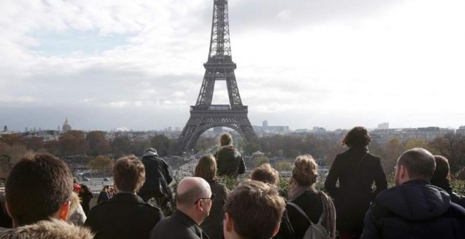Minuto de silencio en el Trocadero, frente a la Torre Eiffel. / REUTERS