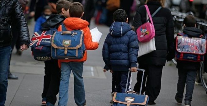 Niños acuden a la escuela en París hoy 16 de noviembre. AFP