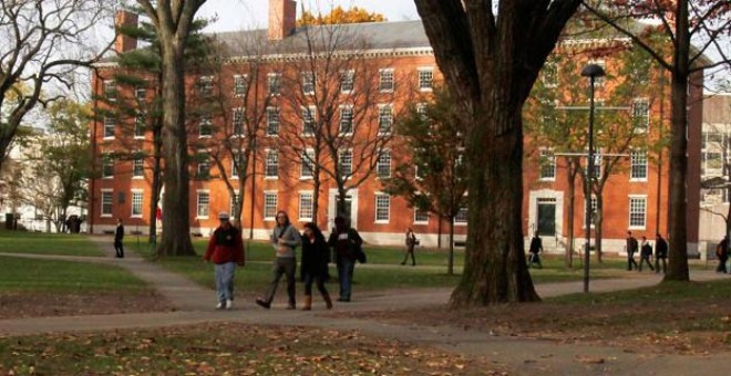 Un estudiante camina por el campus de la Universidad de Harvard. REUTERS/Jessica Rinaldi