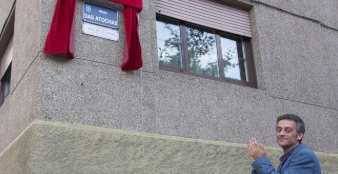 El alcalde de A Coruña, Xulio Ferreiro, en el descubrimiento de una nueva placa de calle no franquista. / Concello da Coruña.