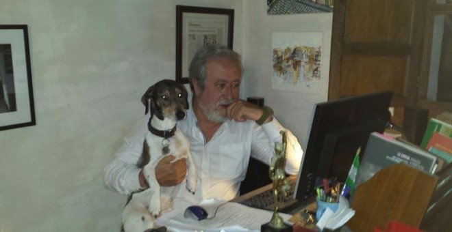 Lusi Carlos Rejón en su domicilio junto a su perro 'Tico'.