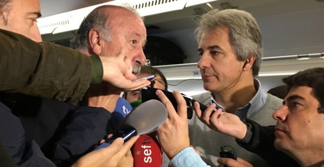 Vicente Del Bosque atiende a los periodistas en el avión rumbo a España. /SEFUTBOL