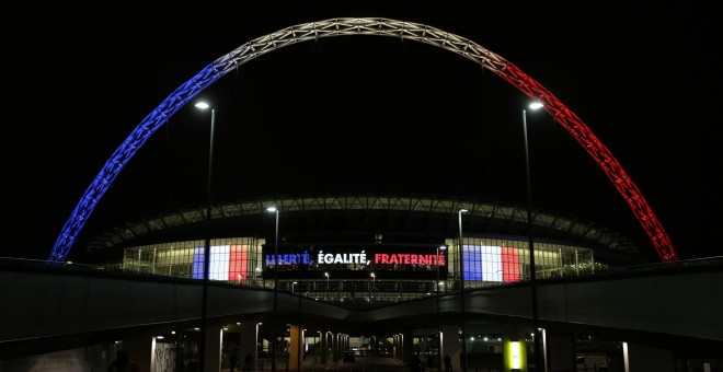 El estadio de Wembley luce los colores de la bandera francesa y el lema 'Libertad, Igualdad y Fraternidad'. /REUTERS