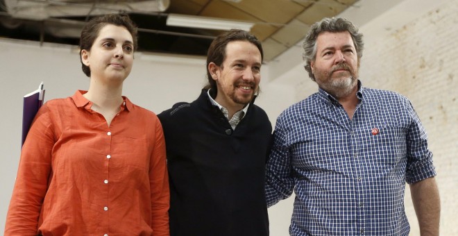 El secretario general de Podemos, Pablo Iglesias, junto a Juantxo López de Uralde, de Equo, y Marta Victoria Pérez, coordinadora del grupo Nuevo Modelo Energético de la formación morada. EFE/Chema Moya