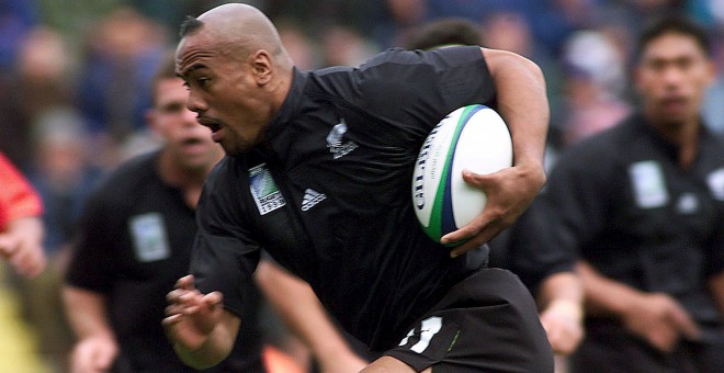 Lomu, con el balón bajo el brazo, en un encuentro del Mundial de rugby de 1999. /REUTERS