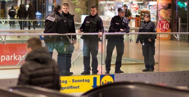 Agentes de la Policía alemana vigilan la principal estación de tren de Hannover (Alemania). EFE/Axel Heimken