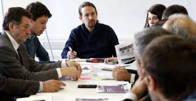 El secretario general de Podemos, Pablo Iglesias, durante la reunión que ha mantenido con representantes de pymes y autónomos, en la sede del Partido, en Madrid. EFE/Sergio Barrenechea