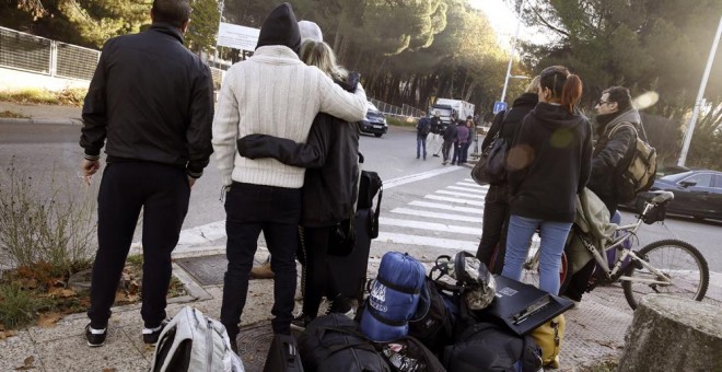 Algunos de los okupas que estaban en el colegio mayor San Juan Evangelista, conocido como el 'Johnny', en los alrededores de la Universidad Complutense de Madrid, que ha sido desalojado por la Policía. EFE/Angel Díaz