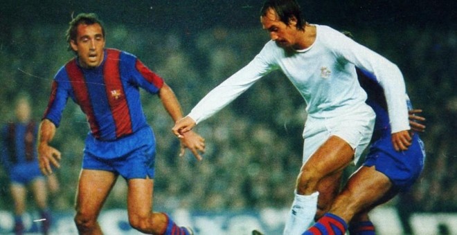 Asensi junto a Stilike en un choque entre Barcelona y Real Madrid en 1977.