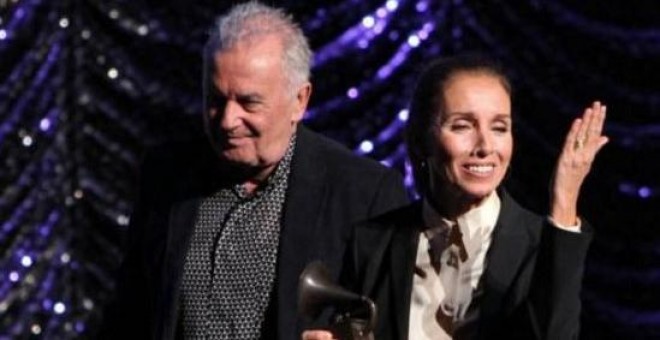 Víctor Manuel y Ana Belén durante la recogida del premio. AFP.