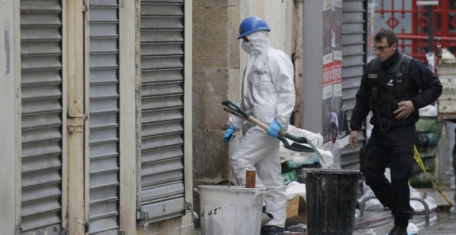 La Policía forense francesa examinaba esta mañana el lugar del asalto.- REUTERS.