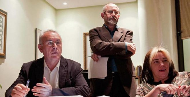 Cayo Lara, junto a Ramón Luque y Marga Ferré, la noche electoral de las elecciones andaluzas de 2012. -EFE/ARCHIVO