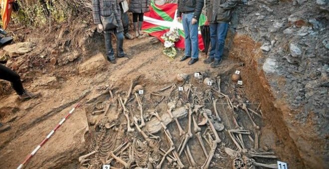 Presentación de una fosa común con diez cuerpos de soldados republicanos de la Guerra Civil./ EFE