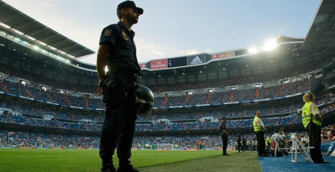 Un agente de la Policía Nacional vigila la grada del Santiago Bernabéu.