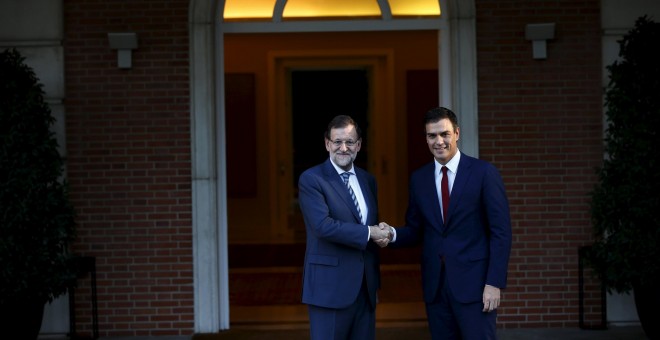 El presidente del Gobierno y el candidato socialista a la presidencia, Pedro Sánchez, frente al Palacio de la Moncloa. REUTERS