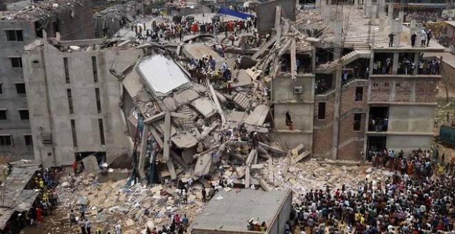 Derrumbe del complejo Rana Plaza en 2013 en Bangladesh, donde murieron más de un millar de trabajadores.- EFE