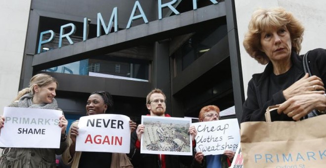 Protestas delante de una tienda de Primark por la tragedia de Bangladesh.- REUTERS.