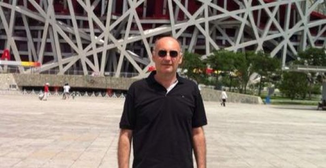 Ricardo Gallego posando en el estadio olímpico de Pekín.