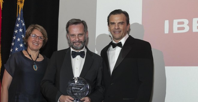 El director de Comunicación, Relaciones Institucionales y RSC de Iberia, Juan Cierco, con el premio a la aerolína concedido por la Cámara de Comercio de España-Estados Unidos en Miami.