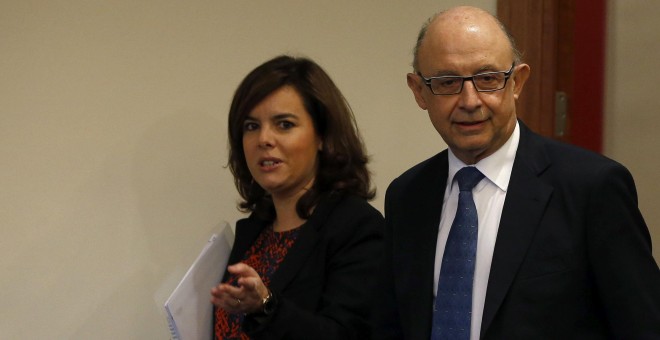 La vicepresidenta del Gobierno, Soraya Sáenz de Santamaría, junto al ministro de Hacienda, Cristóbal Montoro, antes de la rueda de prensa posterior a la reunión del Consejo de Ministros celebrada en el Palacio de la Moncloa. EFE/Juan Carlos Hidalgo