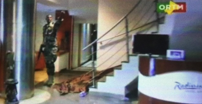Imagen de video del vestívulo del hotel Radisson, de Bamako (Mali), en la que se ve uno de los asaltantes. REUTERS