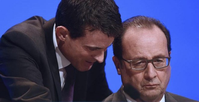 El presidente galo, François Hollande, escucha a su primer ministro, Manuel Valls, en París. / EFE