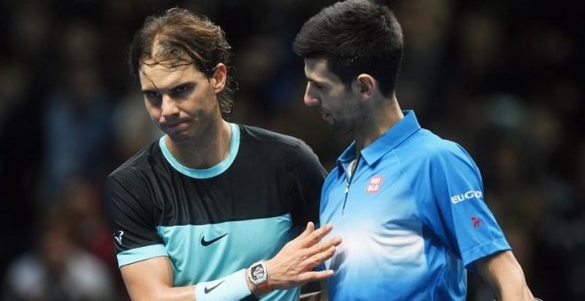 Nadal felicita a Djokovic después de la victoria del serbio. EFE/WILL OLIVER