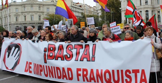 Varios convocantes sujetan la pancarta con el lema 'Basta de impunidad franquista'. D.N.