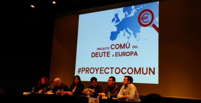 Mesa de las jornadas celebradas ayer en Barcelona para analizar la deuda europea.- LAURA SAFONT