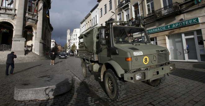 Belgian soldiers patrol in the neighborhood of Molenbeek, in Brussels, Belgium, November 22, 2015, after security was tightened in Belgium following the fatal attacks in Paris. REUTERS/Youssef Boudlal