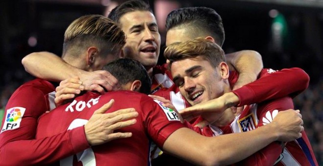 Los jugadores del Atlético de Madrid celebran el primer gol del equipo ante el Real Betis, durante el partido de Liga de la jornada duodécima de Primera División que se disputa esta noche en el estadio Benito Villamarín, en Sevilla. EFE/Julio Muñoz