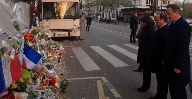 Cameron rinde homenaje a las víctimas de los atentados de París junto a Hollande-. EUROPA PRESS