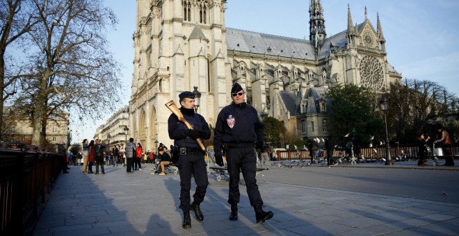 Agentes de policía patrullan frente a la catedral de Notre Dame de París. EFE/Yoan Valat