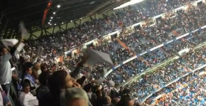 Un momento de la pitada y pañolada a Florentino Pérez tras caer ante el Barça.