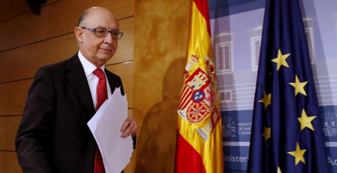 El ministro de Hacienda, Cristóbal Montoro, antes de la rueda de prensa que ha ofrecido para informar de los datos de ejecución presupuestaria hasta octubre. EFE/Sergio Barrenechea