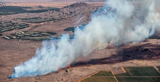 Captura de video facilitada por el canal de televisión HaberTurk que muestra una columna de humo en el lugar donde se ha estrellado un avión tras ser derribado cerca de la frontera entre Siria y Turquía. EFE