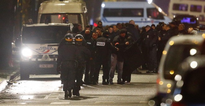 Autoridades vigilan durante una toma de rehenes por parte de un grupo de hombers armados en Roubaix (Francia). EFE/LAURENT DUBRULE