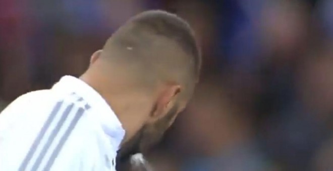 Benzema, en el momento en que realiza el escupitajo.