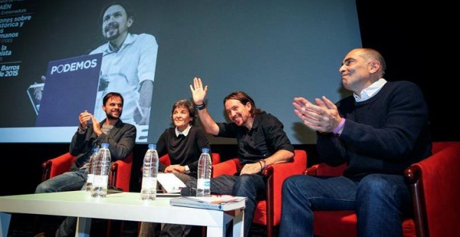 El secretario general de Podemos y candidato a la Presidencia del Gobierno, Pablo Iglesias, junto al secretario general del partido en Extremadura, Álvaro Jaén, durante un acto público en el que se debate sobre la importancia de la memoria histórica en Vi