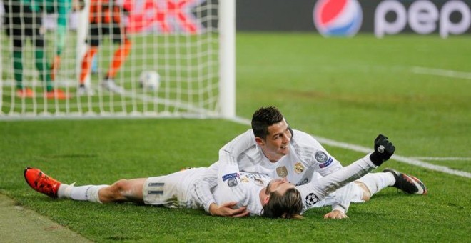 Cristiano Ronaldo celebra con Gareth Bale uno de sus goles ante el Shakhtar Donetsk. / EFE