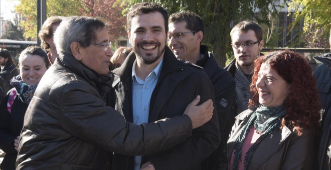 El candidato de Unidad Popular-IU a la presidencia del Gobierno, Alberto Garzón (c), es saludado durante su visita en Granada. EFE/Miguel Ángel Molina