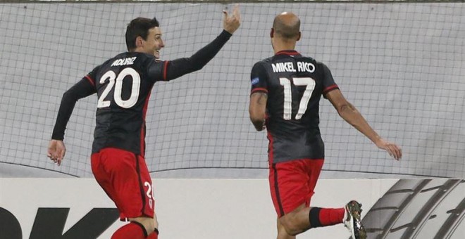 Aduriz celebra uno de sus goles al Augsburgo. REUTERS