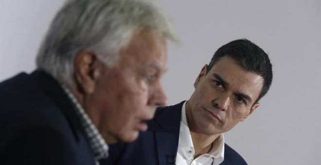 El secretario general del PSOE, Pedro Sánchez (d), ha presentado hoy las propuestas del programa electoral de su partido en materia de política exterior junto al expresidente del Gobierno Felipe González (i). EFE/Javier Lizón